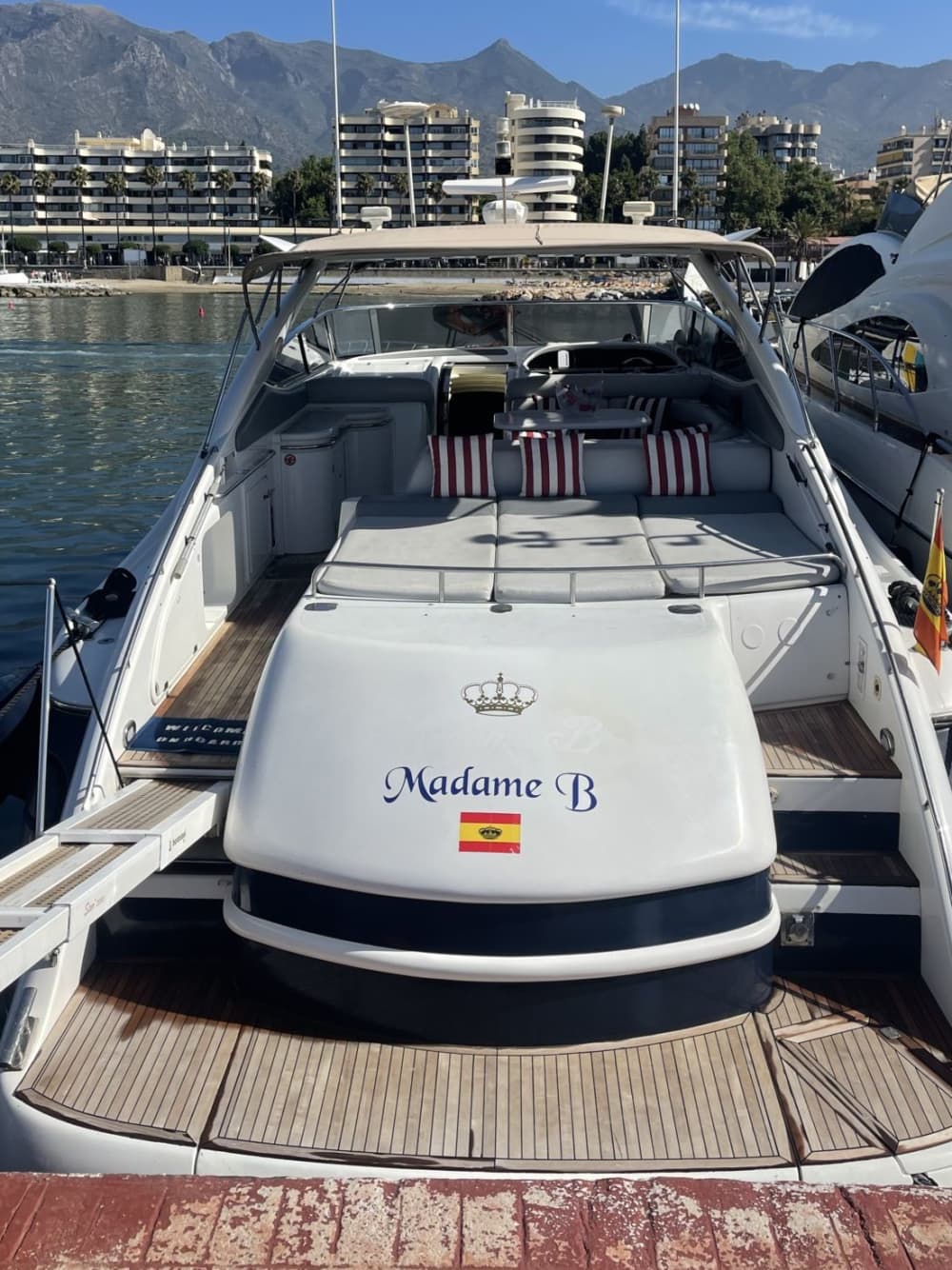 6-hour cruise on a 20-meter yacht
