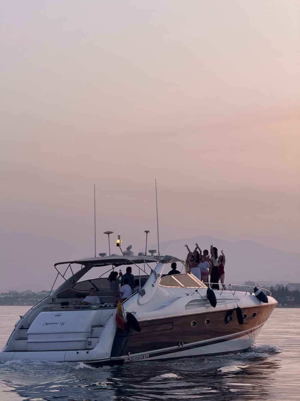 Mini Cruzeiro ao Pôr do Sol: Escapada Cênica de 2 Horas para o Marbella Club em um Iate de 20 Metros