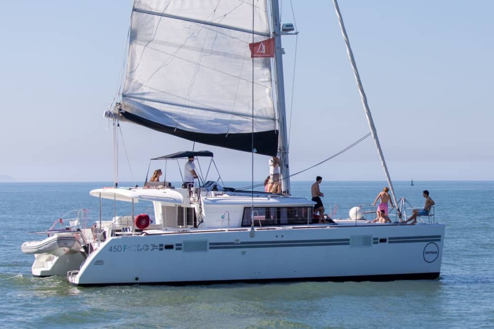 Journée complète : Navigation vers Cascais – aventure en catamaran d'une journée avec arrêt baignade