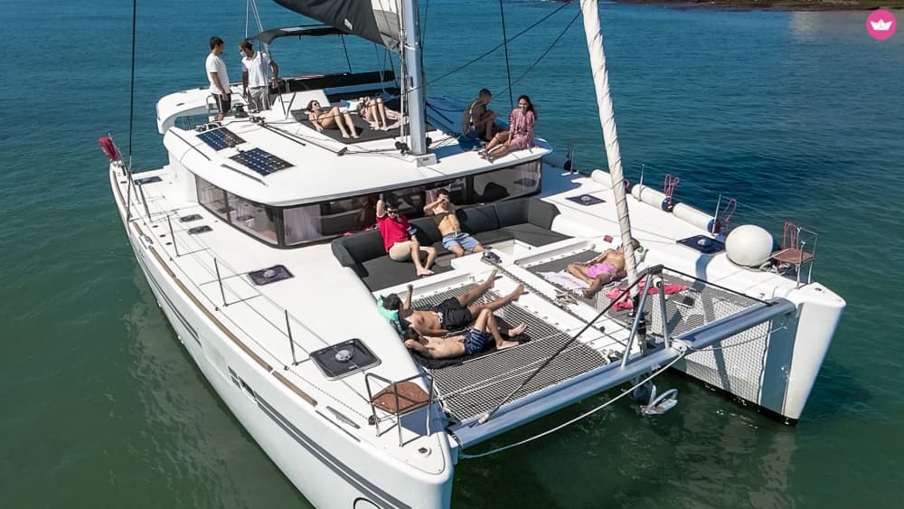 Journée complète : Navigation vers Cascais – aventure en catamaran d'une journée avec arrêt baignade
