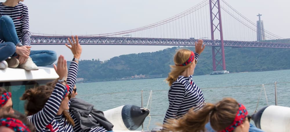 Journée complète : Navigation vers Cascais – aventure en catamaran d'une journée avec arrêt baignade