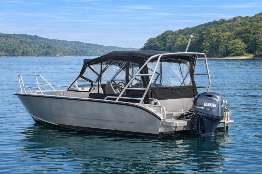 Bateau aluminium équipé d'un moteur 100cv yamaha 4 temps