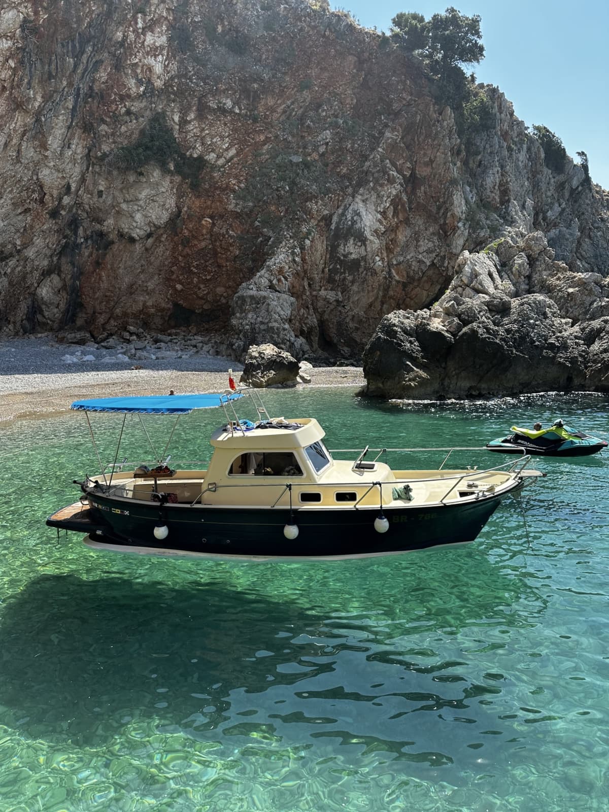 Privater Bootsausflug rund um Bar mit einem Motorboot