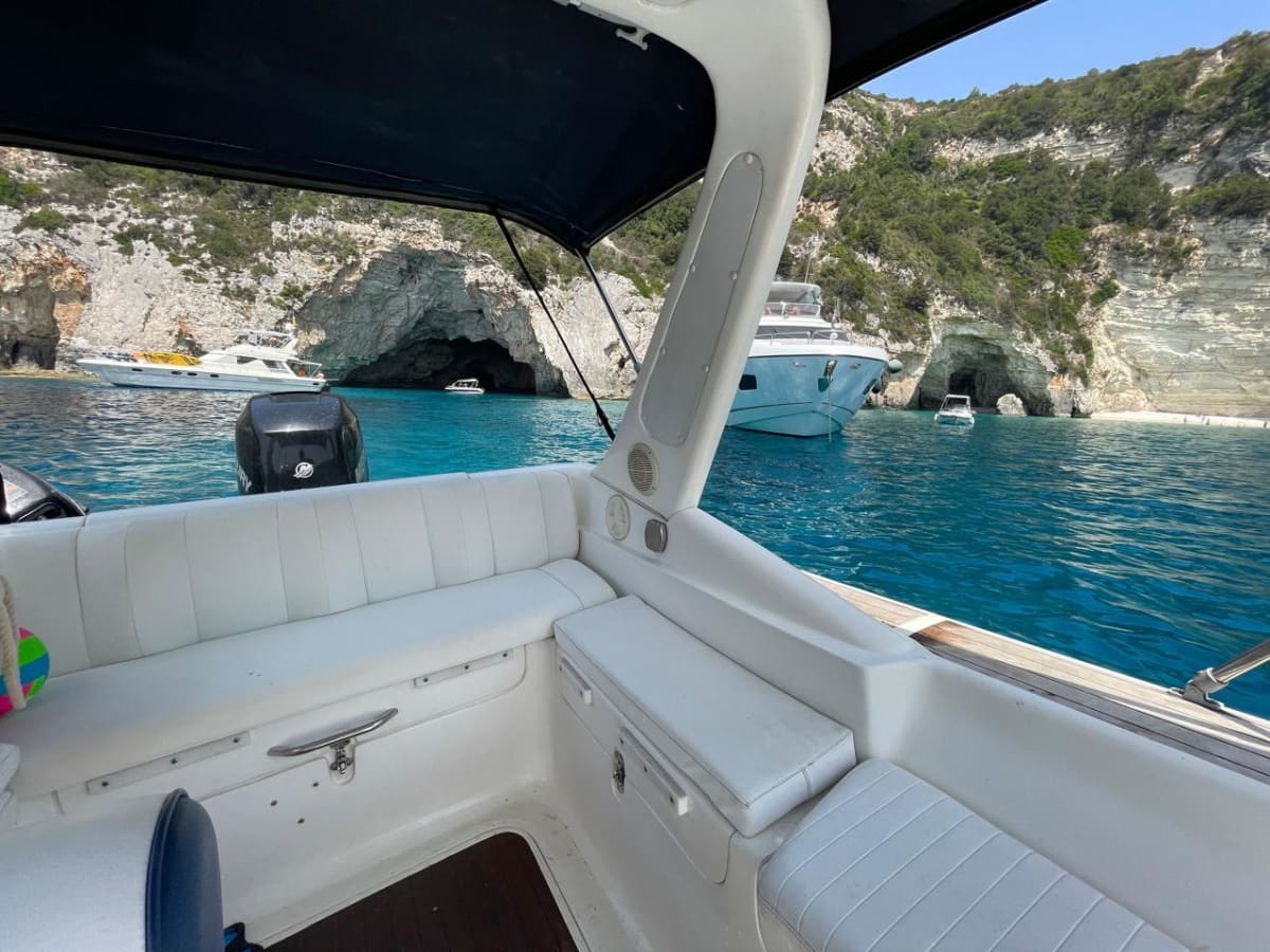 Weiß, blau und göttlich: Ein ganzer Tag auf einem Motorboot