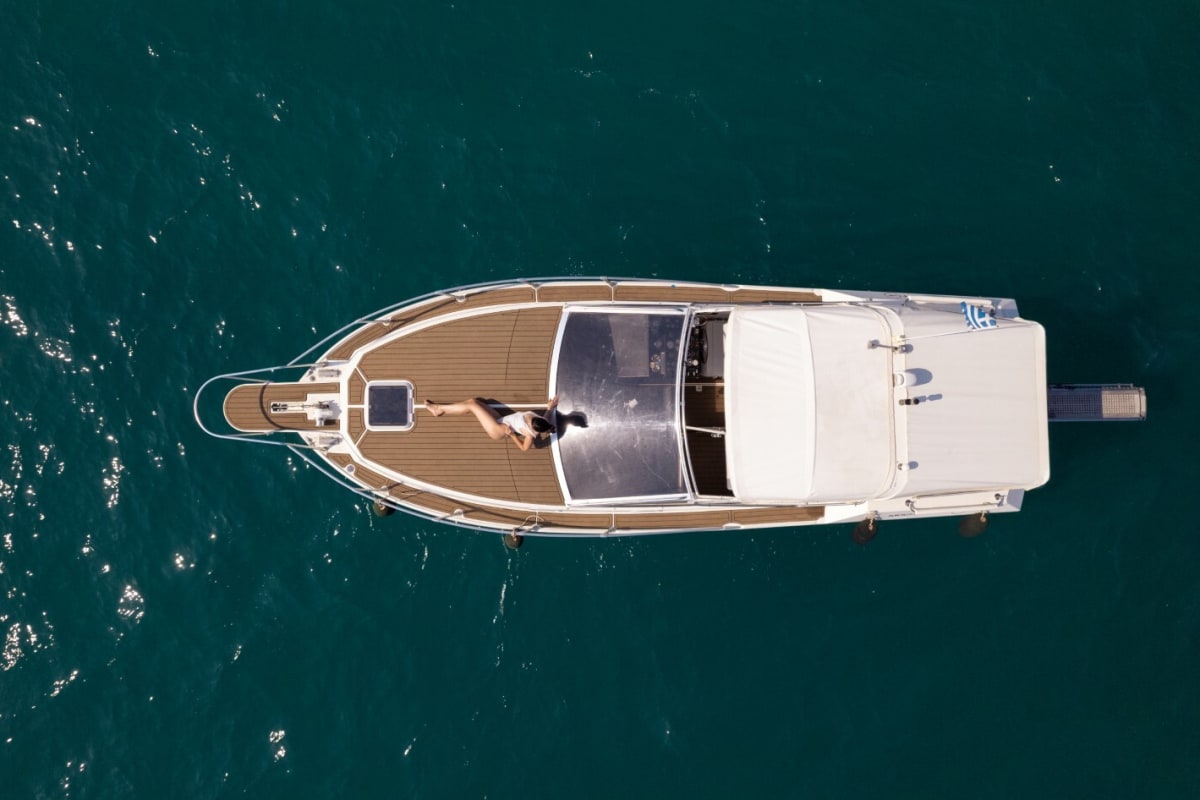 Jeden Moment genießen: Ein sonniger Tag rund um Salamina auf einem Motorboot