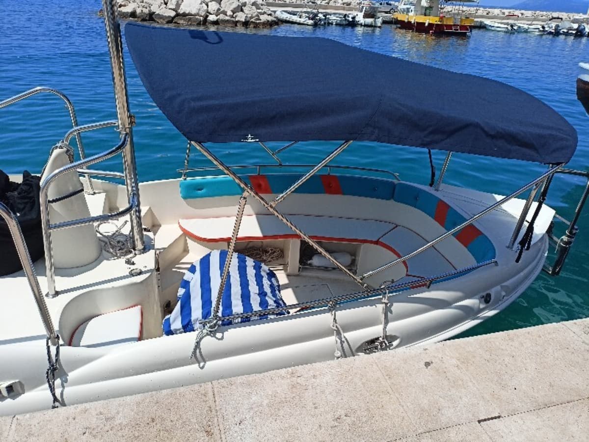 Private boat trip around Tučepi on a motorboat