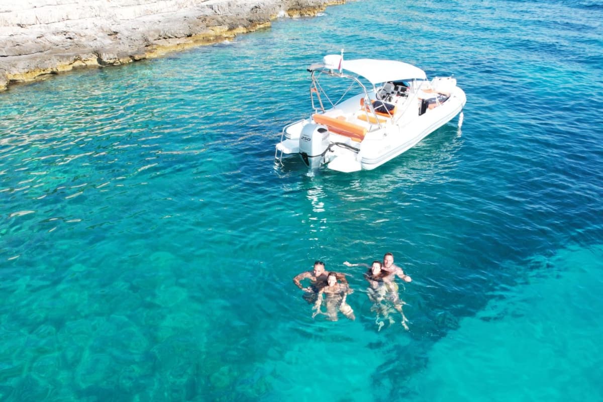 Cueva Azul y maravillas del Adriático: una experiencia de día completo de isla en isla