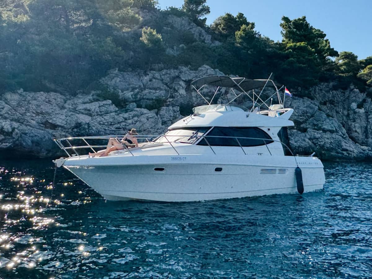 4ωρη εκδρομή σε Γαλάζιες και Πράσινες Σπηλιές και Γαλάζια Λιμνοθάλασσα