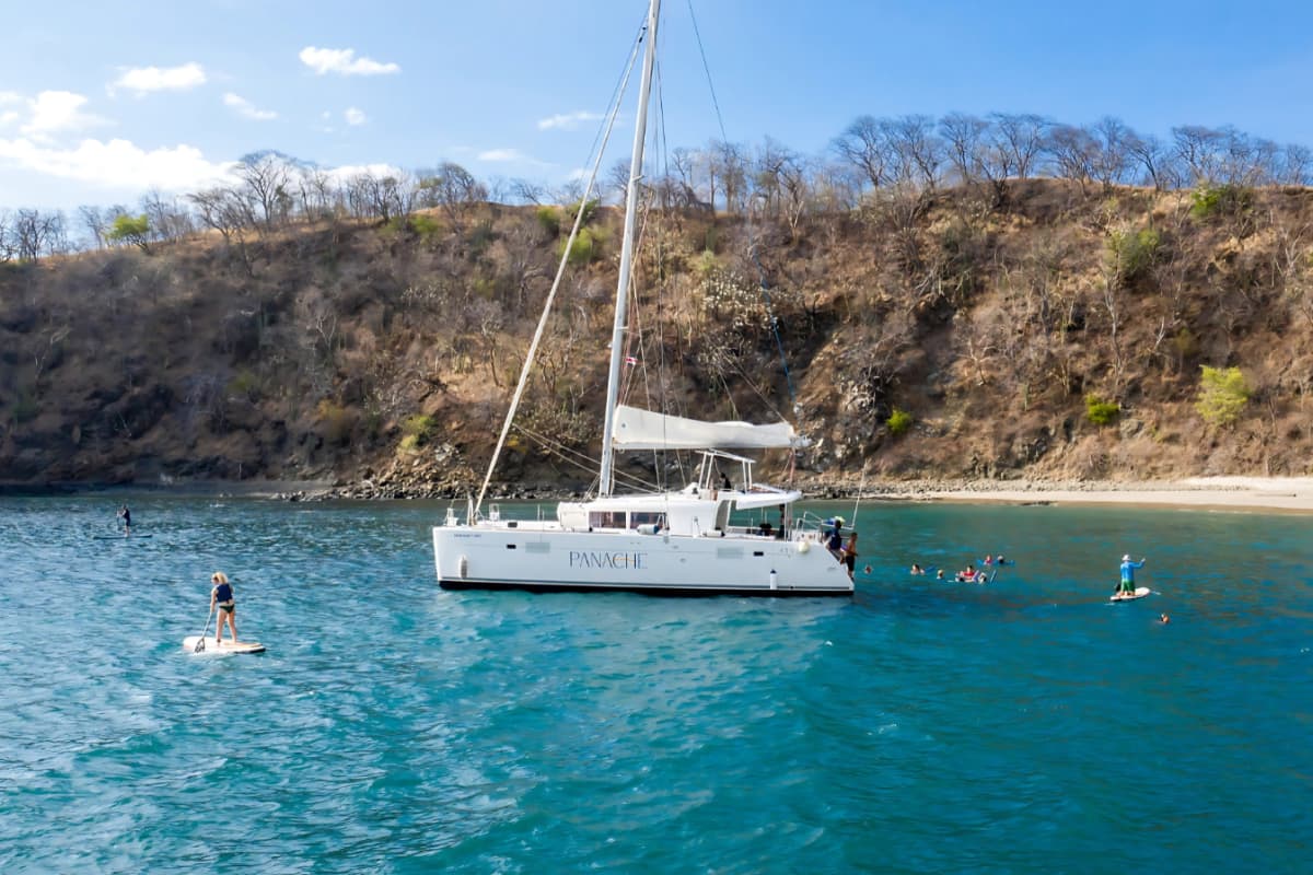 Il tuo risveglio privato nel Pacifico: catamarano di lusso e spuntini gourmet