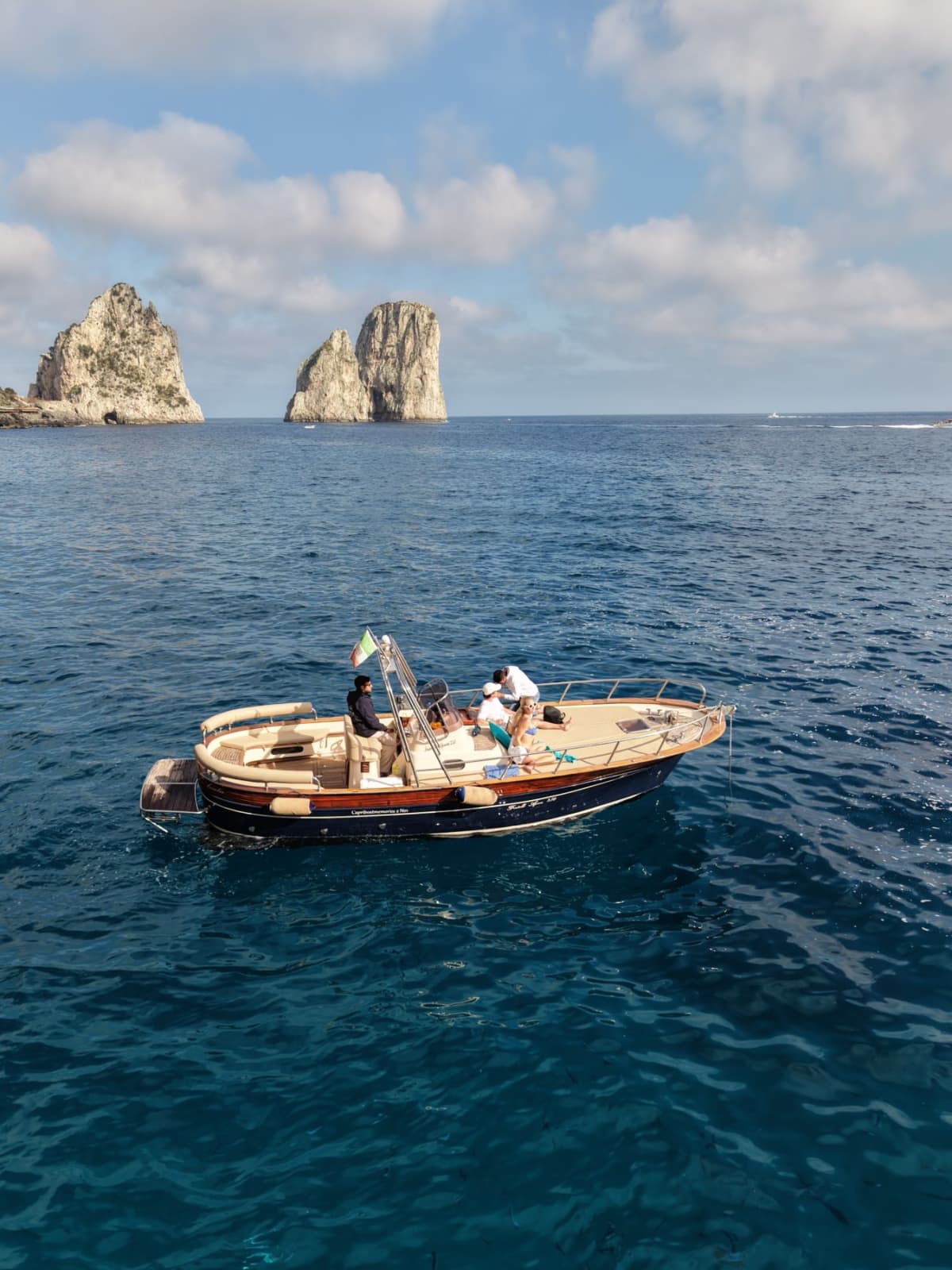 Capri łodzią – jaskinie, skały Faraglioni i krystalicznie czyste morze