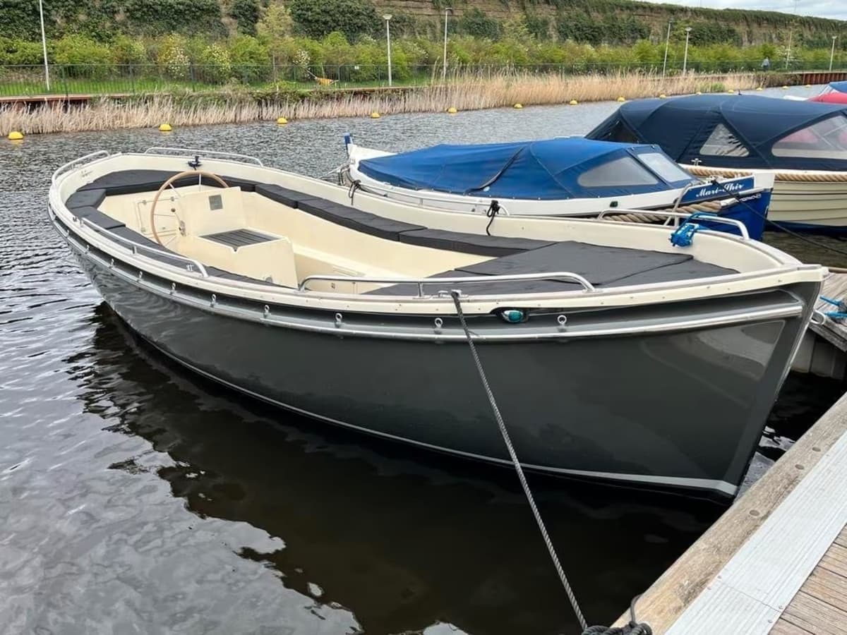 Seafury 730 sloep met ervaren schipper door de grachten van Amsterdam.