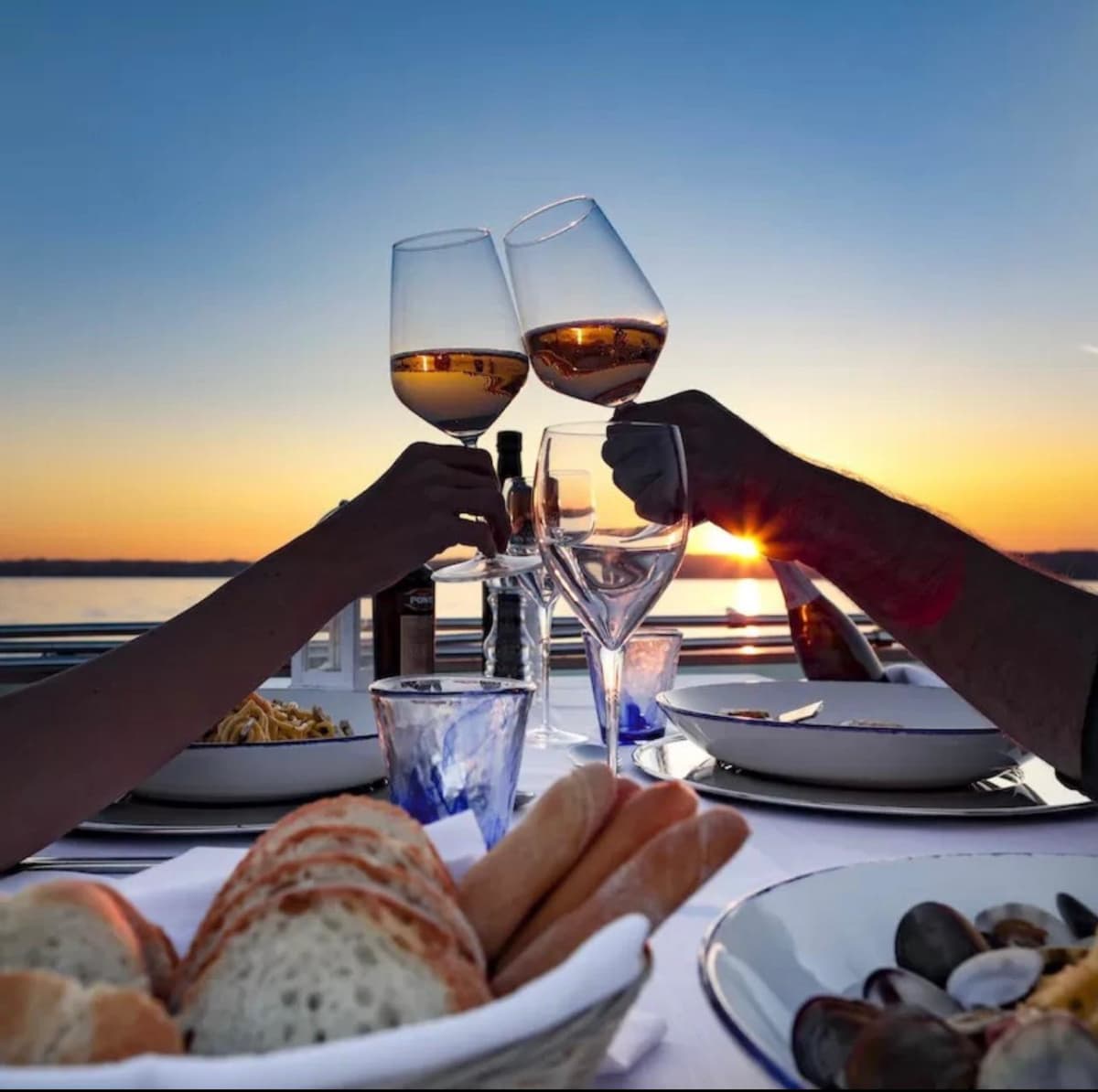 Jantar ao pôr do sol no mar