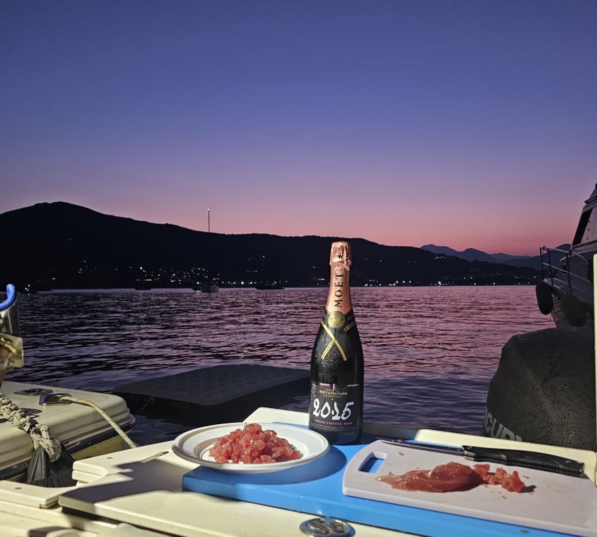 Aperitif auf einem Boot in Ligurien, Goldene Stunde, Sonnenuntergang