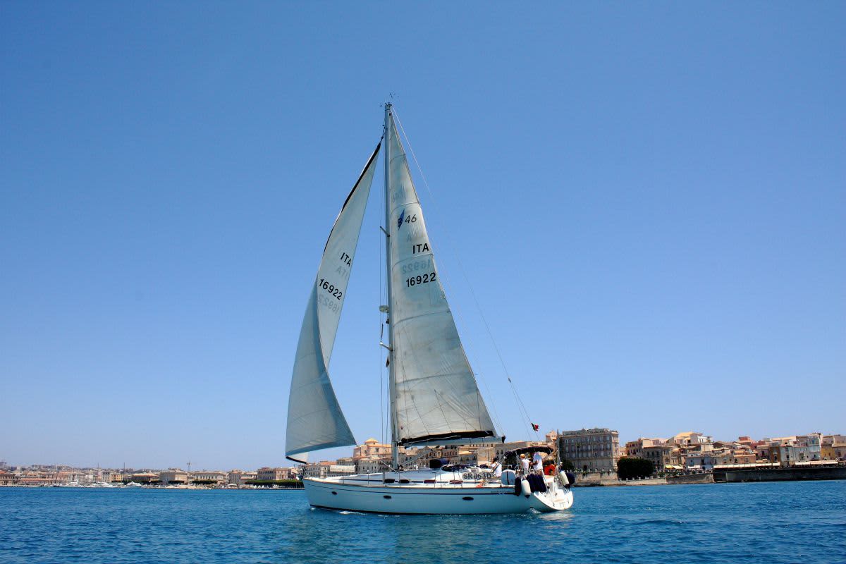 Explorez Syracuse et profitez d'une journée complète de navigation à voile.
