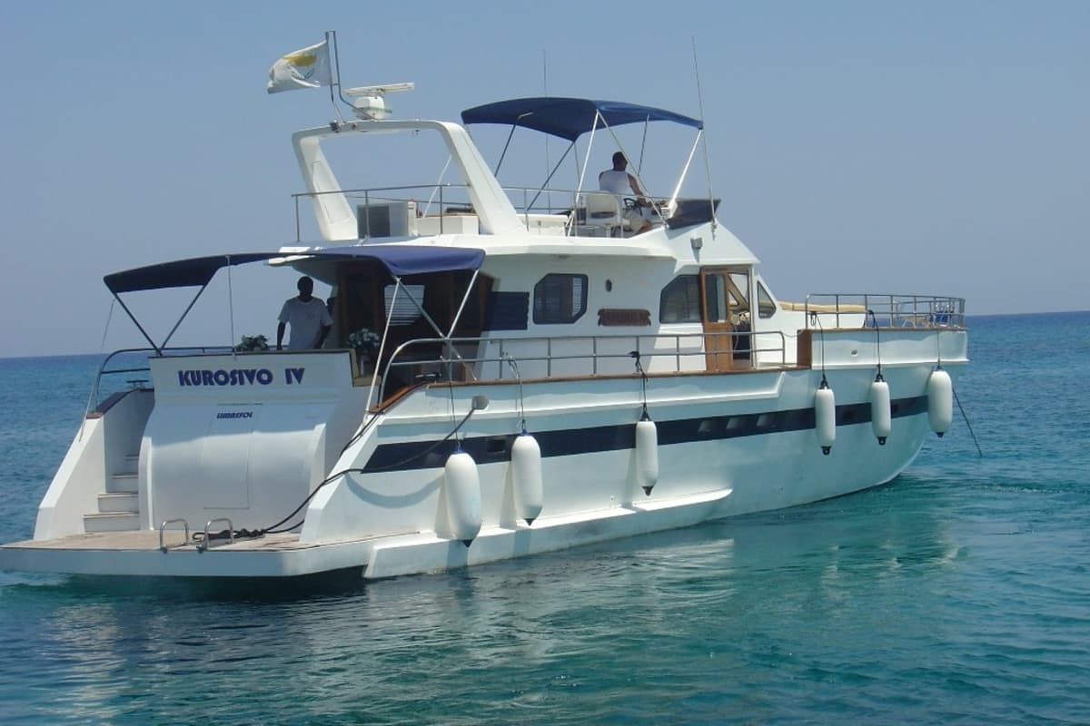 Découvrez la côte de Paphos lors d'une excursion en bateau de 6 heures