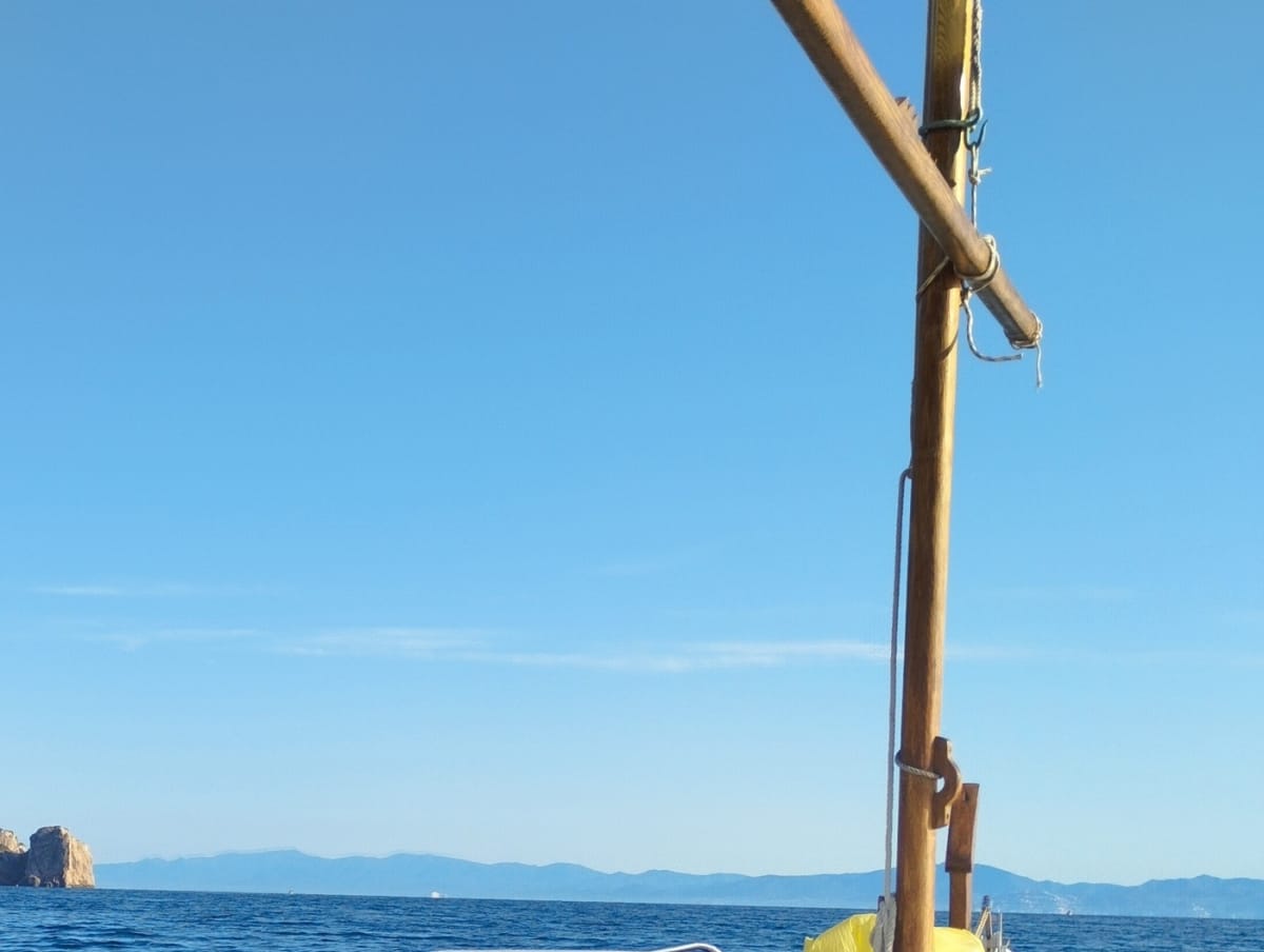 8h of sailing along the coast of Roses