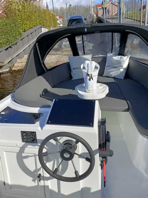 Genießen Sie einen ganzen Tag auf einem Motorboot in Tholen