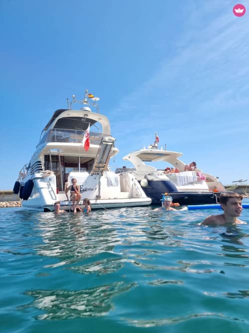 L'avventura inizia qui: il tuo yacht privato per 8 ore, per un massimo di 12 persone, con partenza dal porto turistico di Salinas a Torrevieja.