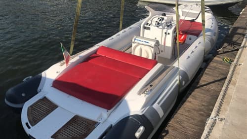 Entdecken Sie Carrara: Ein sonniger Tag auf einem Motorboot
