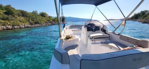 Entdecken Sie Stari Grad: Ein sonniger Tag auf einem Motorboot