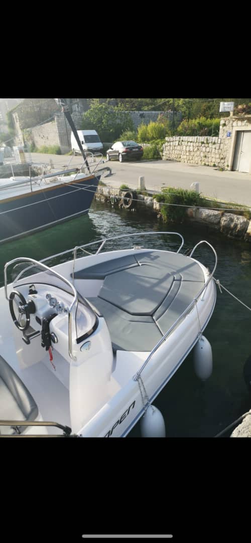 Ein Tag in Lumbarda auf einem Motorboot