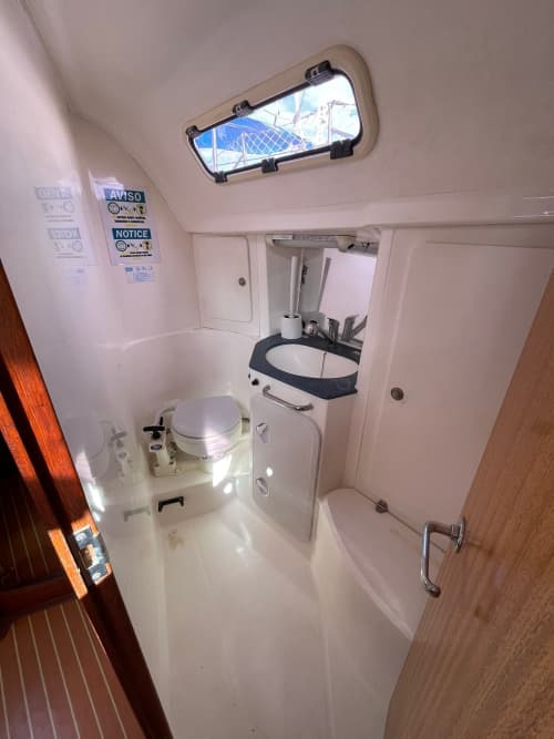 Een dagtocht zeilen in Roda de Berà op een zeilboot.