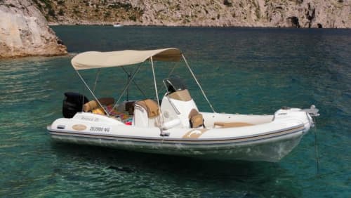 Κρυστάλλινη εμπειρία: Ανακαλύψτε το Σπλιτ με μηχανοκίνητο σκάφος
