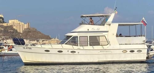 Enjoy 9h on a motorboat to explore Naples