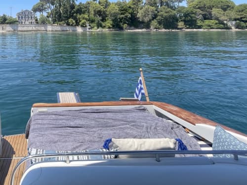 Weiß, blau und göttlich: Ein ganzer Tag auf einem Motorboot