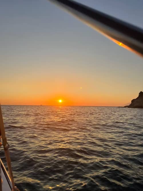 Fuga nell'ora d'oro: spiagge e grotte segrete in barca