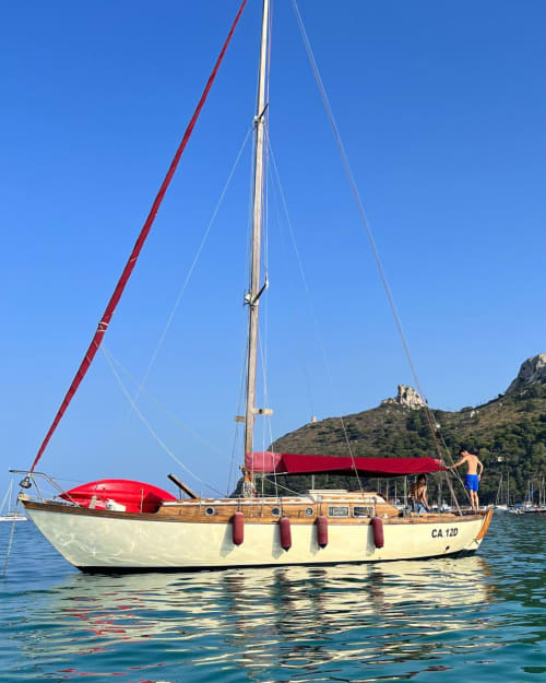 Passeio de meio dia de barco à vela em Cagliari