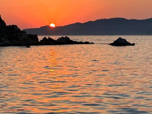 Aperitief bij zonsondergang op een boot in Cagliari (3 uur) – Baaien, ontspanning en drankjes