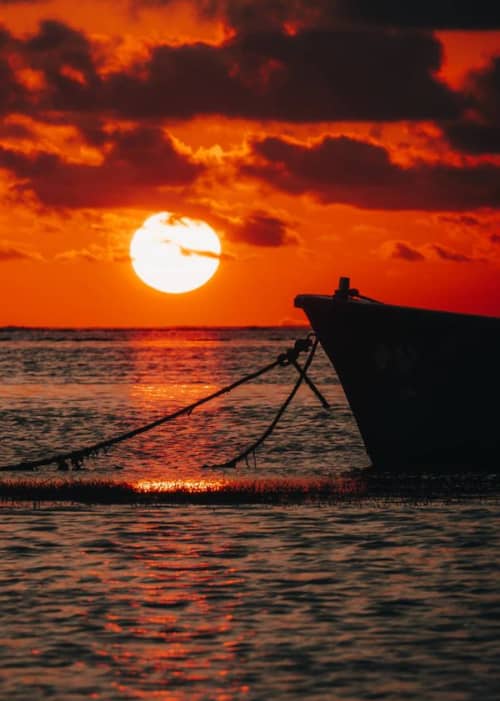 Sunset d’exception dans les eaux turquoises de Maurice