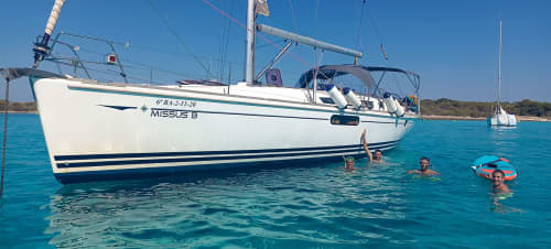 Private 4-hour sailing excursion in Barcelona.