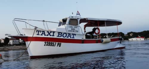 Escape from Pula: 3 hours of relaxation on a vintage boat (sunbathing, dolphin bathing, etc.)