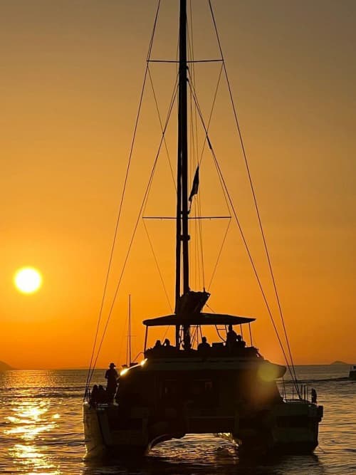 Croisière privée en catamaran au coucher du soleil avec barbecue, boissons et transferts inclus