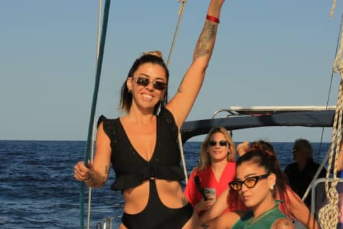 Genießen Sie einen Tag auf See vor Teneriffa an Bord eines Segelboots.