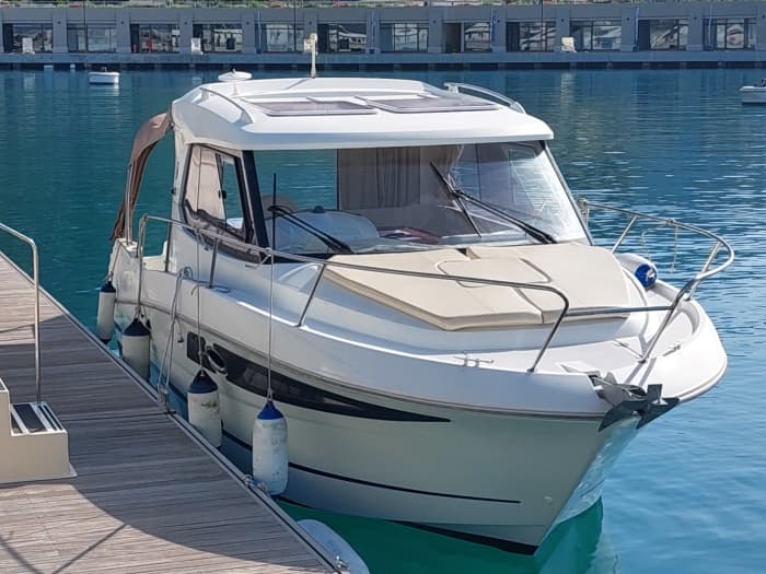 A day exploring Sanremo and the French Riviera: pure relaxation on the waters of the most crystalline bays.