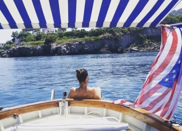Goditi il sole con un'escursione in barca di 7 ore a Ischia.