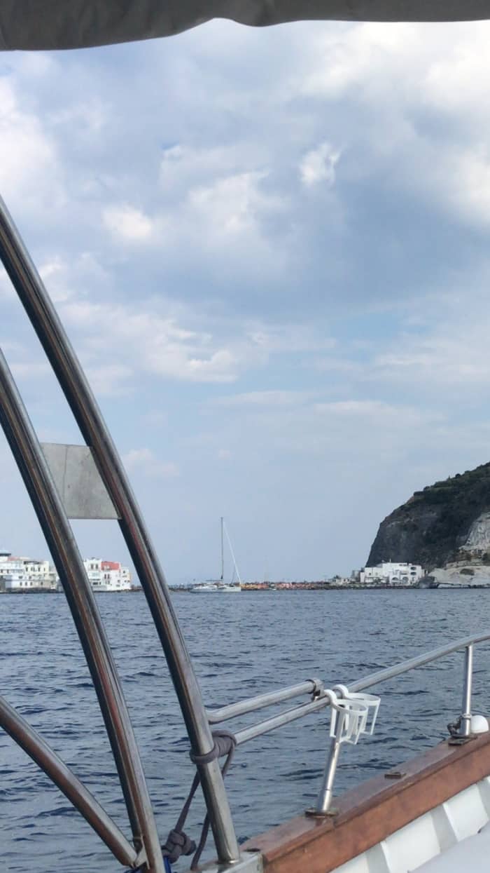 Goditi il sole con un'escursione in barca di 7 ore a Ischia.