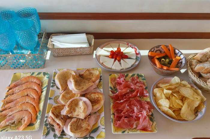 Boutique yacht tour with healthy brunch and wellness kitchen