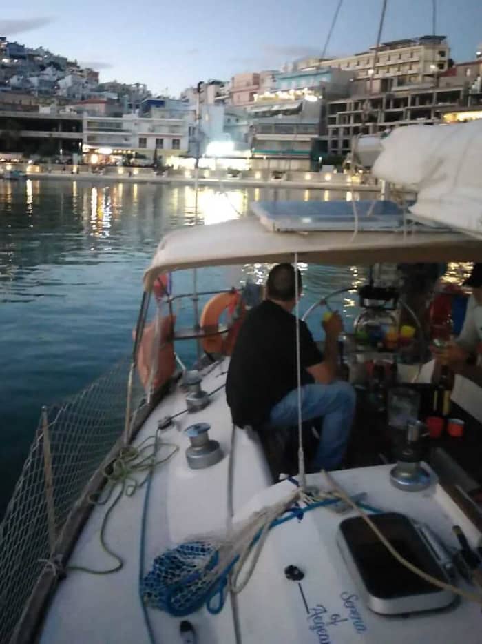 Cap sur le bonheur : une journée complète de navigation authentique au Pirée à bord d'un voilier