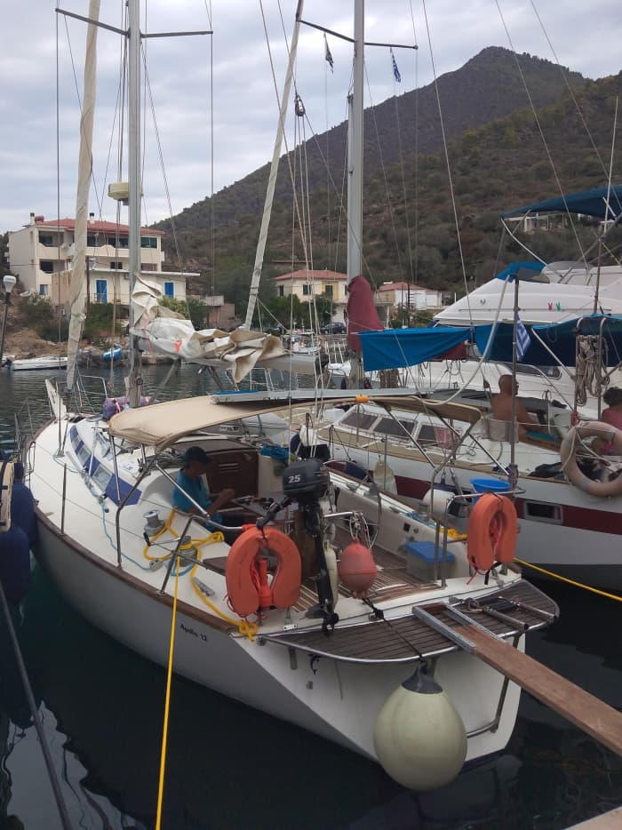 Cap sur le bonheur : une journée complète de navigation authentique au Pirée à bord d'un voilier