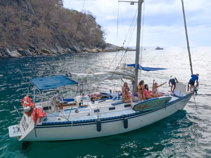 Huur een zeilboot voor een hele dag in Puerto Vallarta.