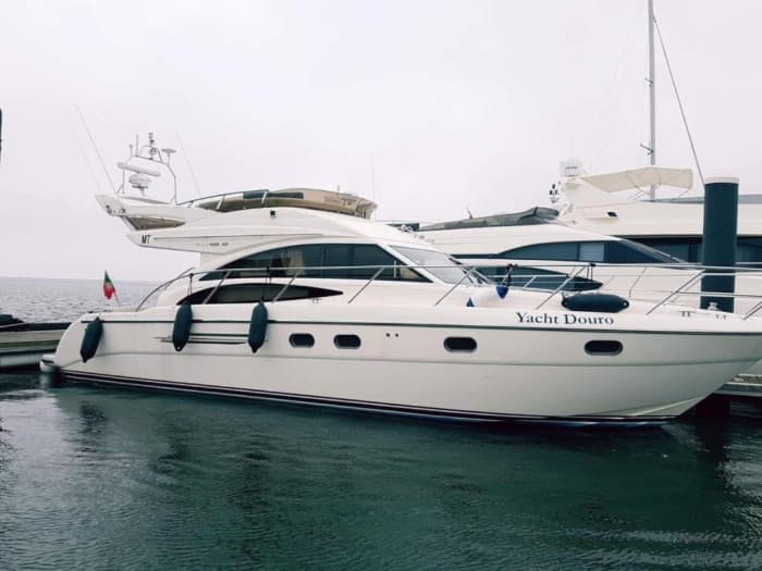 Yachtdouro.pt / Half-day of luxury on a motor yacht