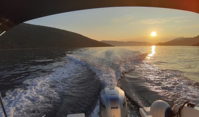 Découvrez Kotor : une journée entière de soleil sur un bateau à moteur