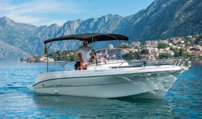 Découvrez Kotor : une journée entière de soleil sur un bateau à moteur