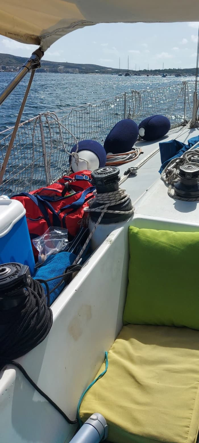 Zet koers naar plezier: een hele dag authentiek zeilen in Sliema op een zeilboot.