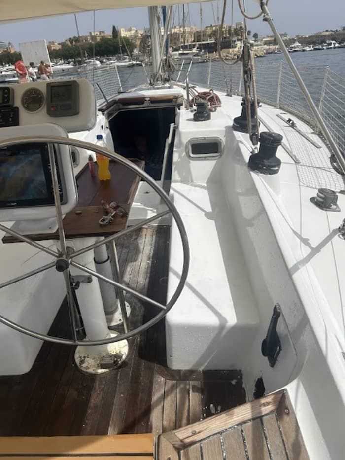 Zet koers naar plezier: een hele dag authentiek zeilen in Sliema op een zeilboot.