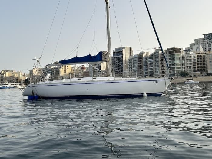 Zet koers naar plezier: een hele dag authentiek zeilen in Sliema op een zeilboot.